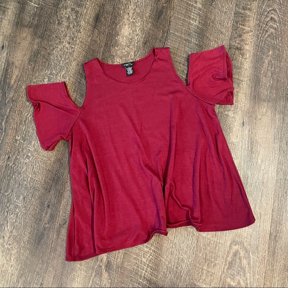 Maroon cut out shoulders top